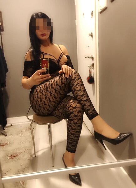 Bruneta 38 de ani